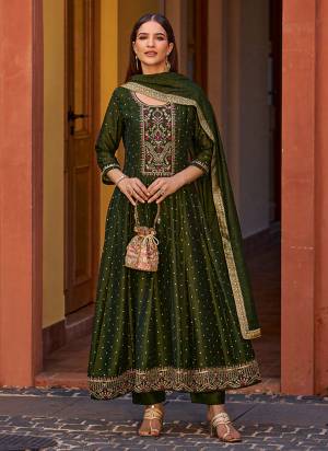 Garb These Beautiful Looking Readymade Anarkali Style Suits.These Top Are Vichitra Silk And Bottom Are Vichitra Silk And Dupatta Are Vichitra Silk Fabricated.Its Beautified With Foil Printed,Designer Embroidery,Hand Work.