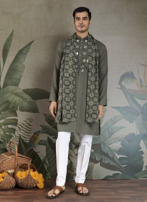 Attrective These Party Wear Readymade Kurta With Dupatta Pair in Fine Colored.These Kurta And Dupatta Are Viscose Fabricated on Pair.Its Beautified With Wevon Jari Lininig Designer With  Thread,Mirror Embroidery Work With Foil Printed Dupatta.