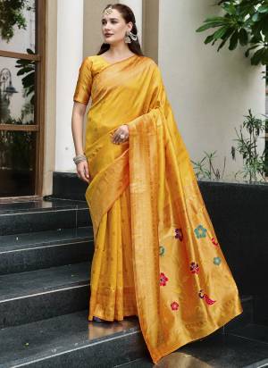 Garb These Fastive And Party Wear Saree in Fine Colored.These Saree And Blouse is Fabricated On Silk Blend.Its Beautified With Woven Jari Designer.