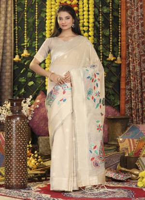 Attractive These Fastive And Party Wear Saree in Fine Colored.These Saree And Blouse is Fabricated On Linen Cotton.Its Beautified With Heavy Woven Designer.