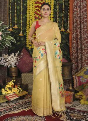 Attractive These Fastive And Party Wear Saree in Fine Colored.These Saree And Blouse is Fabricated On Linen Cotton.Its Beautified With Heavy Woven Designer.
