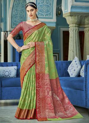 Garb These Fastive And Party Wear Saree in Fine Colored.These Saree And Blouse is Fabricated On Linen Cotton.Its Beautified With Heavy Woven Designer.