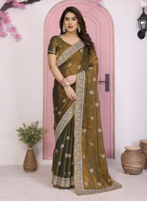 Attrective These Party Wear Saree in Fine Colored.These Saree Are Frendy Chiffon And Blouse is Frendy Chiffon Fabricated.Its Beautified With Designer Jari Embroidery,Stone Work.
