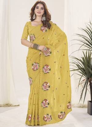 Attrective These Party Wear Saree in Fine Colored.These Saree Are Gold Crush And Blouse is Mono Diamond Silk Fabricated.Its Beautified With Designer Multy Thread Embroidery,Cut Work.
