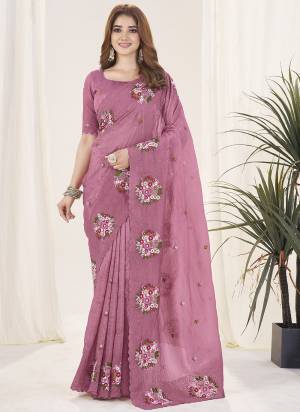 Attrective These Party Wear Saree in Fine Colored.These Saree Are Gold Crush And Blouse is Mono Diamond Silk Fabricated.Its Beautified With Designer Multy Thread Embroidery,Cut Work.