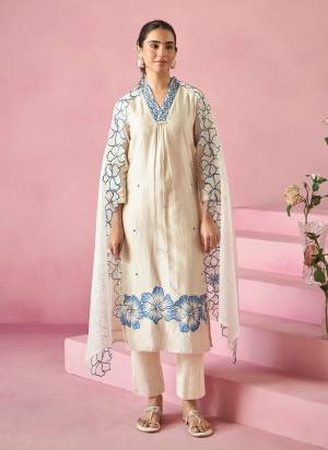 Looking These Readymade Suit in Fine Colored Pair With Bottom And Dupatta.These Top And Bottom Are Fabricated On Viscose Rayon Pair With Organza Dupatta.Its Beautified With Designer Embroidery Work.