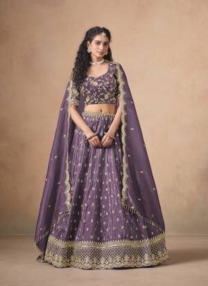 For A Designer Look,Grab These Party Wear Crush Fill Lehenga Choli in Fine Colored.These Lehenga And Blouse Are Fabricated On Organza Pair With Organza Dupatta.Its Beautified With Crush Fill,Designer Embroidery Work.