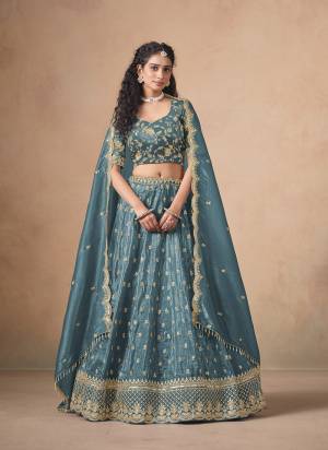 For A Designer Look,Grab These Party Wear Crush Fill Lehenga Choli in Fine Colored.These Lehenga And Blouse Are Fabricated On Organza Pair With Organza Dupatta.Its Beautified With Crush Fill,Designer Embroidery Work.