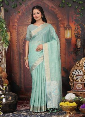 Looking These Fastive And Party Wear Saree in Fine Colored.These Saree And Blouse is Fabricated On Organza.Its Beautified With Heavy Woven Designer.