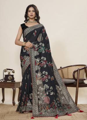 Looking This Party Wear Saree Paired With Blouse.This Saree And Blouse Are Cotton Fabric With Designer Table Printed With Foil Printed. Buy This Pretty Saree Now.