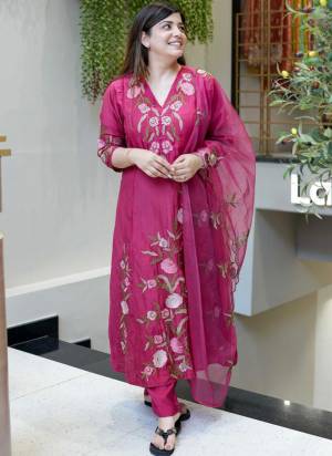 Looking These Suit in Fine Colored Pair With Bottom And Dupatta.These Top And Bottom Are Fabricated On BSY Chanderi Pair With Organza Dupatta.Its Beautified With Designer Embroidery Work.