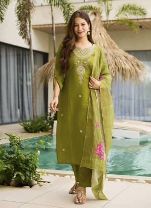 Looking These Suit in Fine Colored Pair With Bottom And Dupatta.These Top And Bottom Are Fabricated On Viscose Pair With Jacquard Dupatta.Its Beautified With Designer Embroidery Work,Printed.