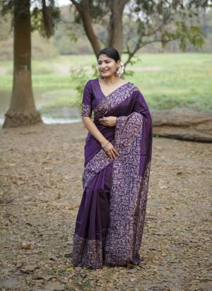 Garb These Festive Wear Saree in Fine Colored.These Saree And Blouse is Fabricated On Handloom Raw Silk.Its Beautified With Woven Gala Pallu Border Designer.
