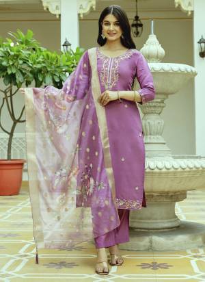 Looking These Suit in Fine Colored Pair With Bottom And Dupatta.These Top And Bottom Are Fabricated On Viscose Chanderi Pair With Organza Dupatta.Its Beautified With Designer Embroidery Work,Printed.