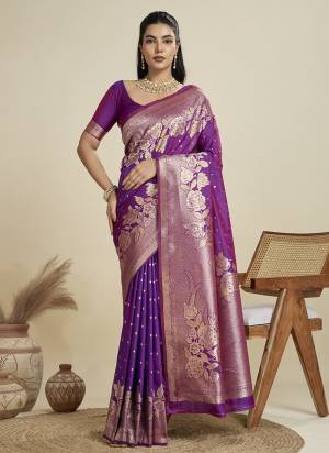 Looking These Festive Wear Saree in Fine Colored.These Saree And Blouse is Fabricated On Kanjivaram Silk.Its Beautified With Wevon Rich Pallu Jari Designer.