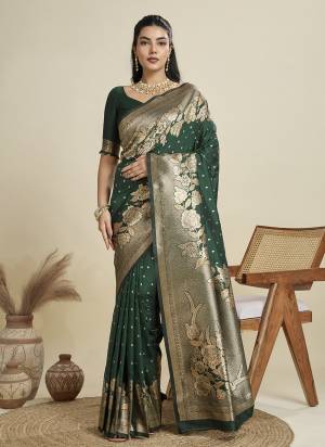 Looking These Festive Wear Saree in Fine Colored.These Saree And Blouse is Fabricated On Kanjivaram Silk.Its Beautified With Wevon Rich Pallu Jari Designer.
