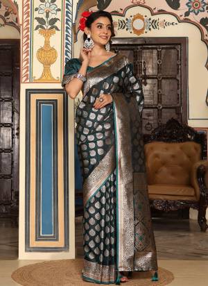 Garb These Fastive And Party Wear Saree in Fine Colored.These Saree And Blouse is Fabricated On Silk Blend.Its Beautified With Weaving Jari Designer.