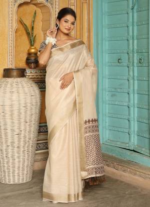 Attractive These Fastive And Party Wear Saree in Fine Colored.These Saree And Blouse is Fabricated On Linen.Its Beautified With Weaving Pallu,Border,Blouse Gala Designer.