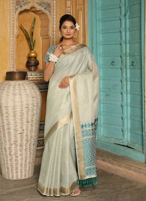Attractive These Fastive And Party Wear Saree in Fine Colored.These Saree And Blouse is Fabricated On Linen.Its Beautified With Weaving Pallu,Border,Blouse Gala Designer.