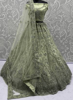For A Fancy Designer Look,Grab These Lehenga Choli With Dupatta in Fine Colored.These Lehenga And Choli Are Net And Dupatta Are Fabricated On Soft Net Pair.Its Beautified With Heavy Dori, Sequance,Jari Embroidery,Zarkon Diamond Work. 