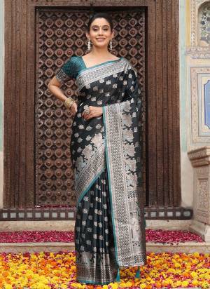 Garb These Fastive And Party Wear Saree in Fine Colored.These Saree And Blouse is Fabricated On Silk.Its Beautified With Weaving Jari Designer.
