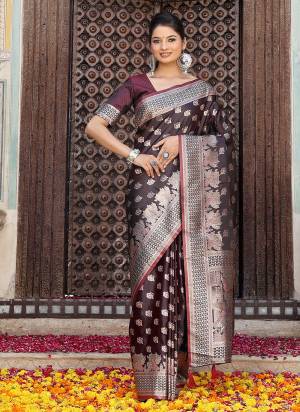 Garb These Fastive And Party Wear Saree in Fine Colored.These Saree And Blouse is Fabricated On Silk.Its Beautified With Weaving Jari Designer.