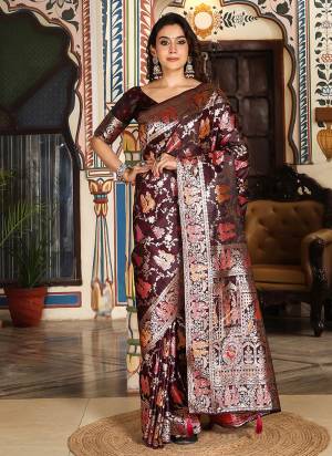 Attractive These Fastive And Party Wear Saree in Fine Colored.These Saree And Blouse is Fabricated On Silk.Its Beautified With Heavy Weaving Jari Designer.