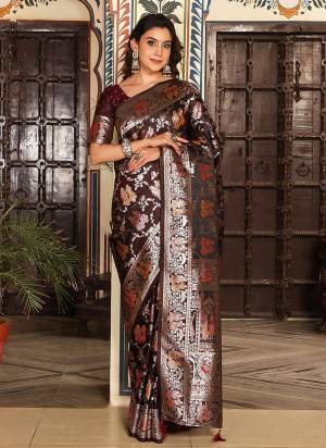 Attractive These Fastive And Party Wear Saree in Fine Colored.These Saree And Blouse is Fabricated On Silk.Its Beautified With Heavy Weaving Jari Designer.