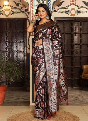 Attractive These Fastive And Party Wear Saree in Fine Colored.These Saree And Blouse is Fabricated On Silk.Its Beautified With Heavy Weaving Jari Designer.