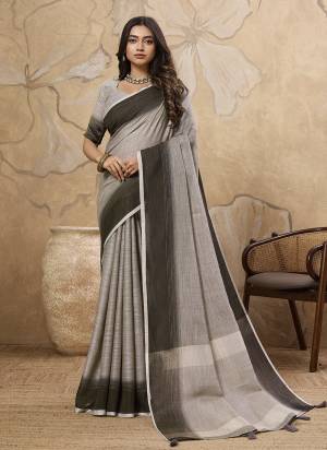 Attractive These Fastive And Party Wear Saree in Fine Colored.These Saree And Blouse is Fabricated On Linen.Its Beautified With Woven Designer.