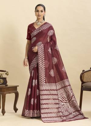 Garb This Party Wear Saree Paired With Blouse.This Saree And Blouse Are soft Silk Fabric With Woven Designer. Buy This Pretty Saree Now.