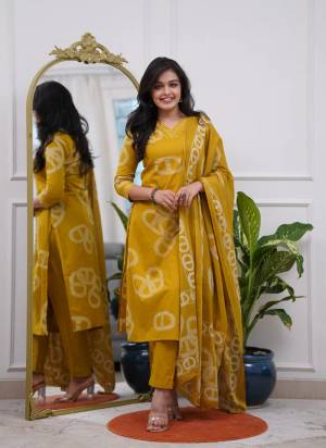Looking These Suit in Fine Colored Pair With Bottom And Dupatta.These Top And Bottom Are Fabricated On Chanderi Pair With Chanderi Dupatta.Its Beautified With Designer Printed,Embroidery Work.