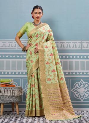 Garb These Fastive And Party Wear Saree in Fine Colored.These Saree And Blouse is Fabricated On Silk.Its Beautified With Heavy Woven Designer.