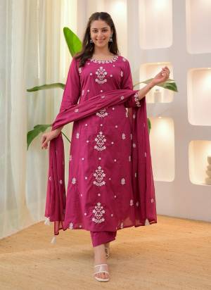 Looking These Suit in Fine Colored Pair With Bottom And Dupatta.These Top And Bottom Are Fabricated On Rayon Slub Pair With Chanderi Dupatta.Its Beautified With Designer Embroidery Work.