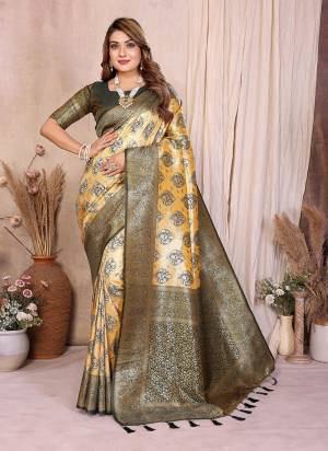Garb These Festivel,Party Wear Saree in Fine Colored.These Saree And Blouse is Fabricated On Banarasi Tissue Silk.Its Beautified With Woven Paithani Pallu Designer.