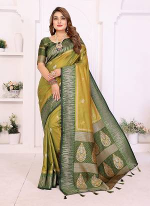 Garb These Festive And Party Wear Saree in Fine Colored.These Saree And Blouse is Fabricated On South Soft Silk.Its Beautified With Woven Rich Pallu,Jari Designer.