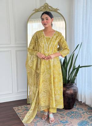 Garb These Suit in Fine Colored Pair With Bottom And Dupatta.These Top Are Rayon And Bottom Are Fabricated On Rayon Pair With Tabby Dupatta.Its Beautified With Printed Designer With Embroidery Work.