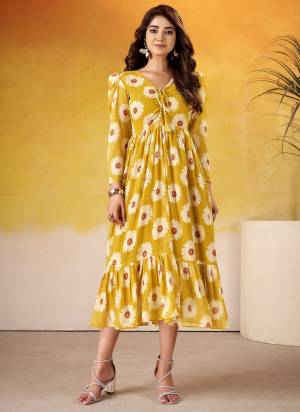 Attractive These Beautiful Looking Readymade Long Kurti.These Kurti Fabricated On Weightless Marbal.Its Beautified With Designer Floral Printed.