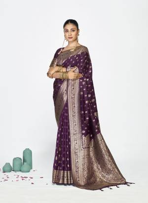 Attractive These Party Wear Saree in Fine Colored.These Saree And Blouse is Fabricated On Banarasi Silk.Its Beautified With Weaving Jari Butti Designer.