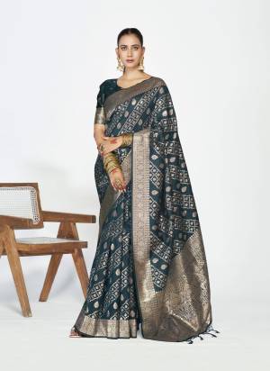 Attractive These Party Wear Saree in Fine Colored.These Saree And Blouse is Fabricated On Banarasi Silk.Its Beautified With Weaving Jari Designer.