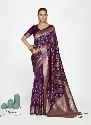 Attractive These Party Wear Saree in Fine Colored.These Saree And Blouse is Fabricated On Banarasi Silk.Its Beautified With Weaving Jari Designer.