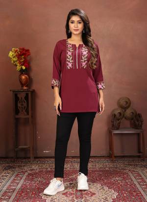 Grab These Beautiful Looking Readymade Short Kurti.These Kurti is Fabricated On Rinkal Cotton.Its Beautified With Designer Embroidery Work.