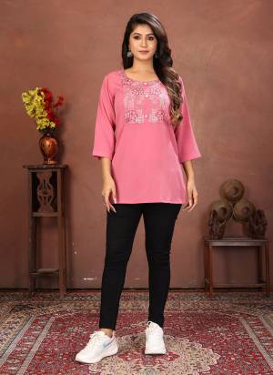 Grab These Beautiful Looking Readymade Short Kurti.These Kurti is Fabricated On Rinkal Cotton.Its Beautified With Designer Embroidery Work.