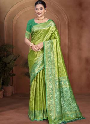 Garb These Fastive And Party Wear Saree in Fine Colored.These Saree And Blouse is Fabricated On Kanjivaram Silk.Its Beautified With Woven Designer.