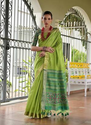 Looking These Festive Wear Saree in Fine Colored.These Saree And Blouse is Fabricated On Khadi Raw Silk.Its Beautified With Woven Meenakari Pallu And Blouse Designer.