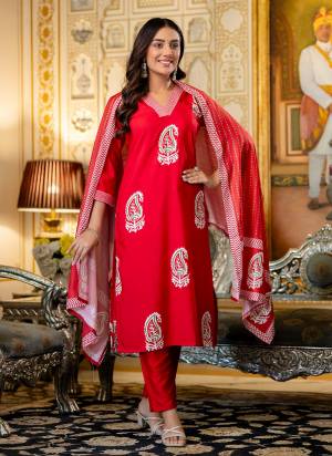 Garb These Suit in Fine Colored Pair With Bottom And Dupatta.These Top And Bottom Are Fabricated On Rayon Pair With Chanderi Dupatta.Its Beautified With Designer Printed.