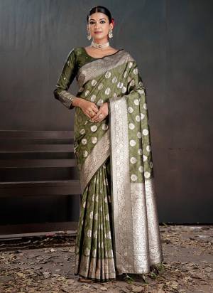 Attractive These Party Wear Saree in Fine Colored.These Saree Are Silk And Blouse is Silk Fabricated.Its Beautified With Weaving Jacquard Jari Designer.