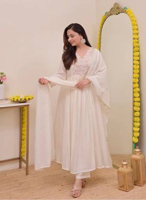 Garb These Suit in Fine Colored Pair With Bottom And Dupatta.These Top Are Chanderi Silk And Bottom Are Fabricated On Chanderi Silk Pair With Chanderi Dupatta.Its Beautified With Designer Embroidery Work.