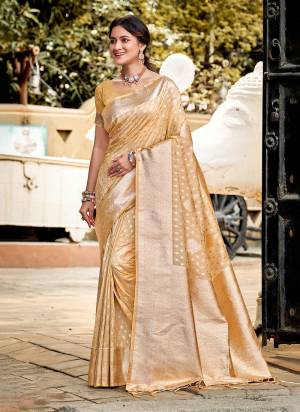 Garb These Fastive And Party Wear Saree in Fine Colored.These Saree And Blouse is Fabricated On Assam Silk.Its Beautified With Woven Designer.