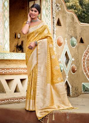 Garb These Fastive And Party Wear Saree in Fine Colored.These Saree And Blouse is Fabricated On Assam Silk.Its Beautified With Woven Designer.